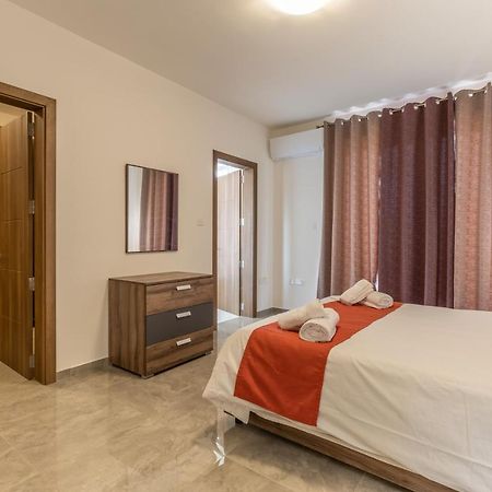 3 Bedroom Apartment - Walking Distance From Airport Gudja エクステリア 写真