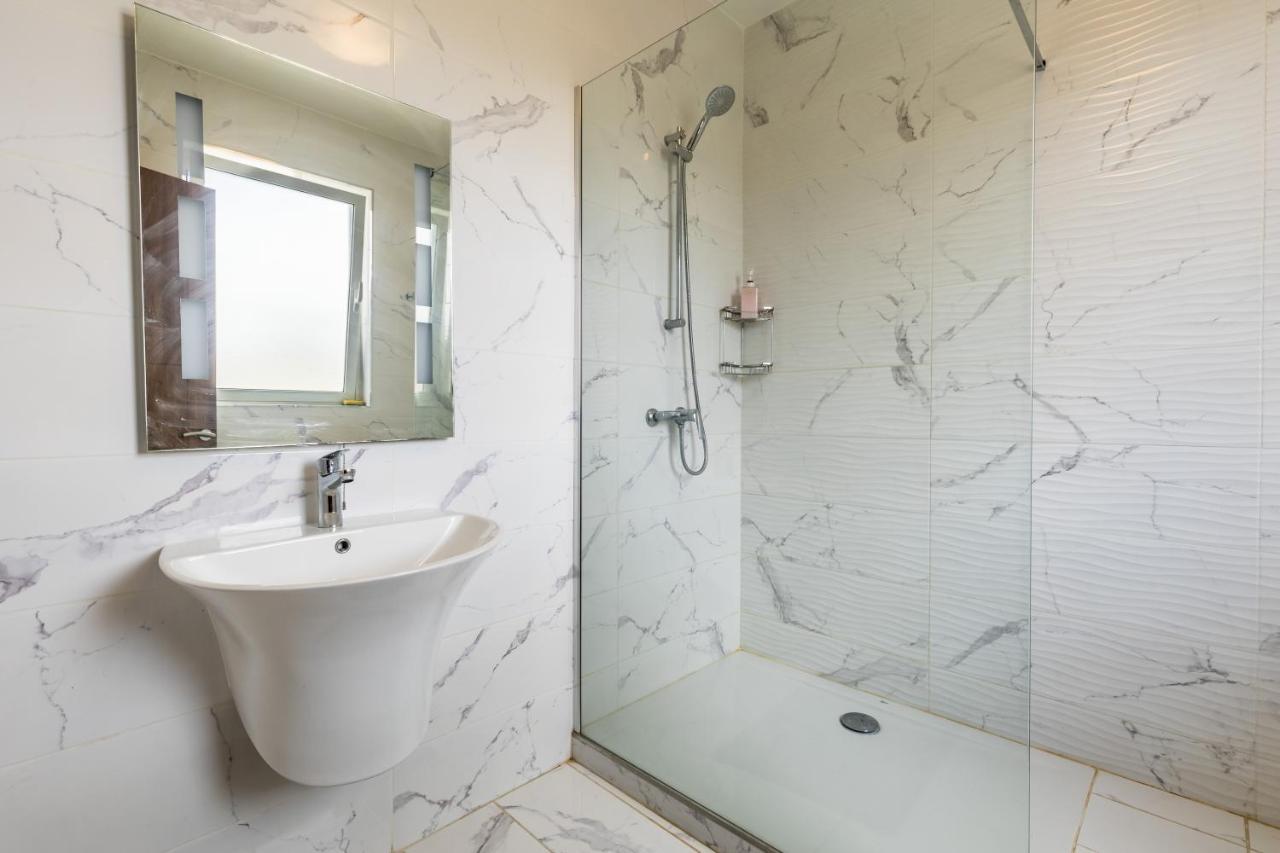 3 Bedroom Apartment - Walking Distance From Airport Gudja エクステリア 写真