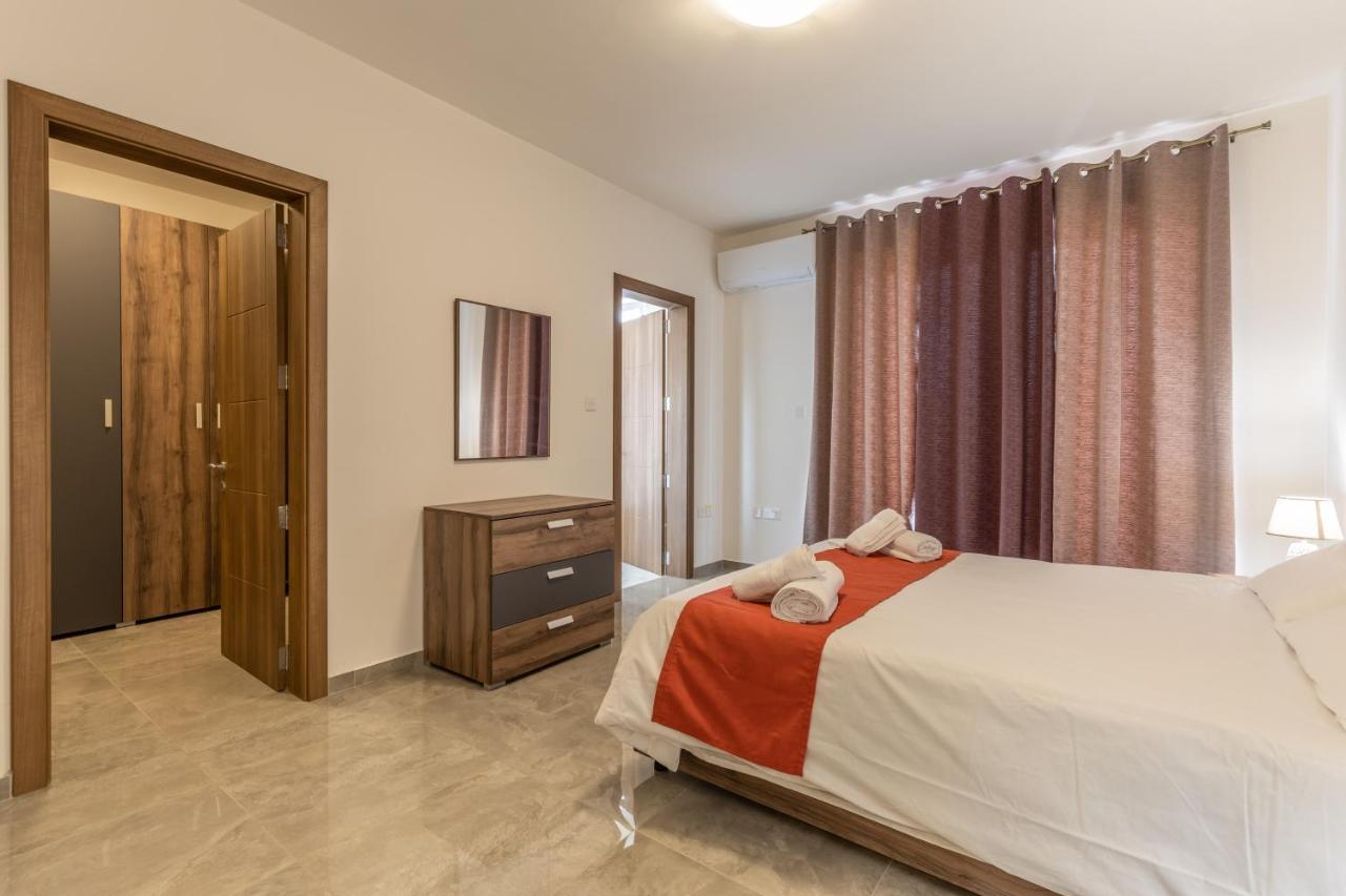 3 Bedroom Apartment - Walking Distance From Airport Gudja エクステリア 写真