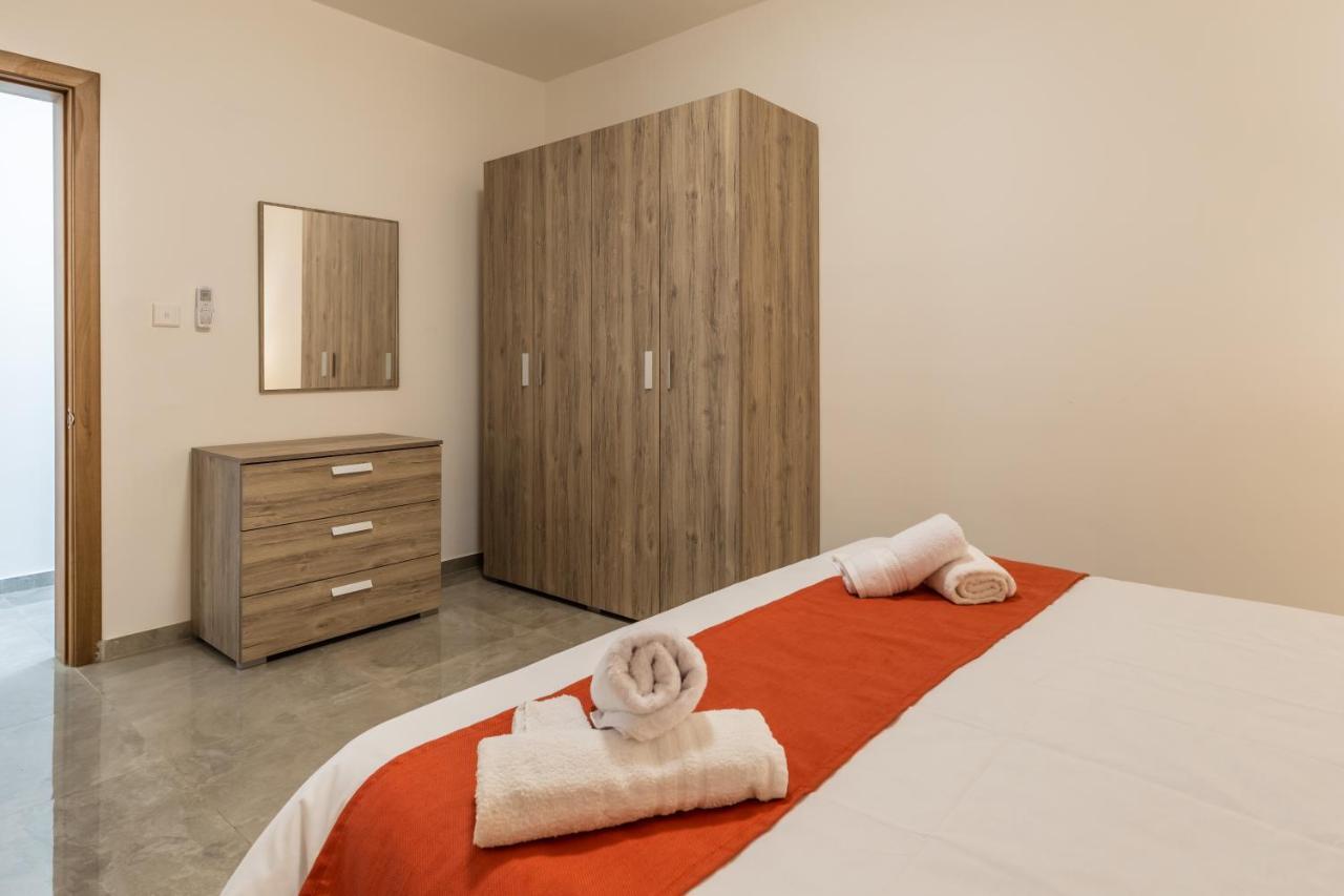 3 Bedroom Apartment - Walking Distance From Airport Gudja エクステリア 写真