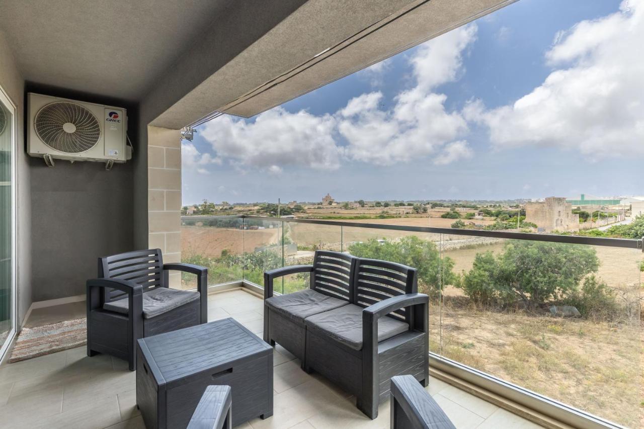 3 Bedroom Apartment - Walking Distance From Airport Gudja エクステリア 写真