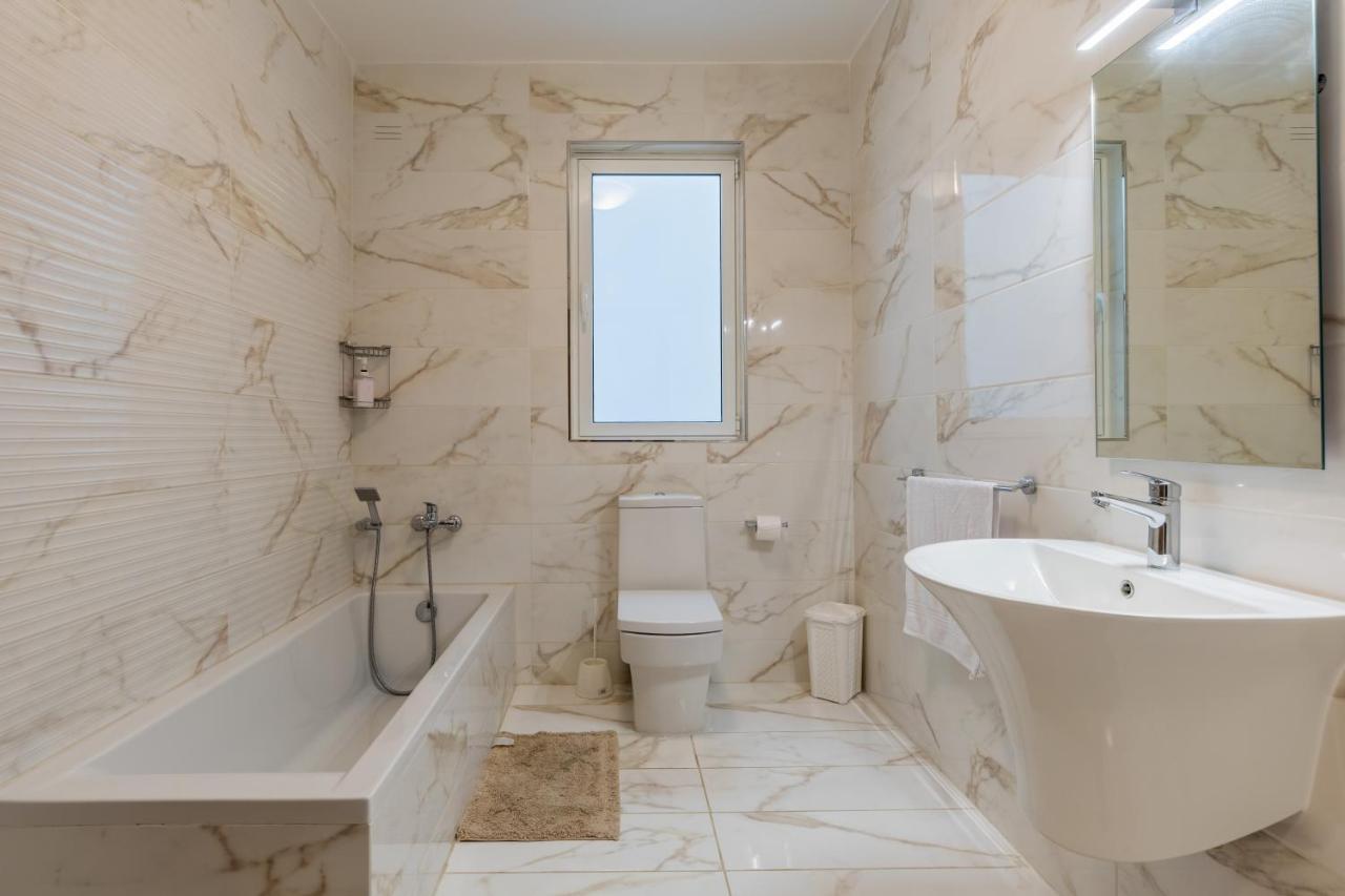 3 Bedroom Apartment - Walking Distance From Airport Gudja エクステリア 写真